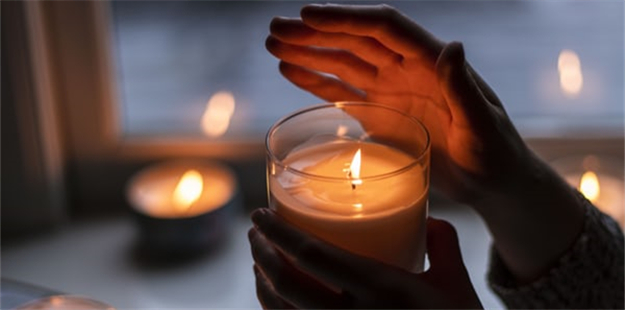 The Benefits of an Aroma Candle for Your Home